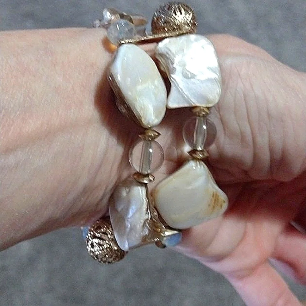 NATURAL SHELL AND CRYSTAL STRETCH BRACELET MOTHER OF PEARL GOLD FILIGREE BEADS